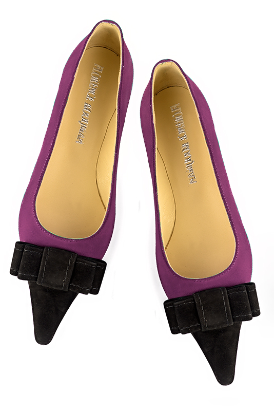 Matt black and mulberry purple women's dress pumps, with a knot on the front. Pointed toe. Flat flare heels. Top view - Florence KOOIJMAN